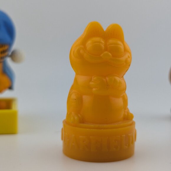 Bundle of 5 Vintage Garfield Collectibles: Toys, Stamps, and Pencil Topper - Picture 7 of 9